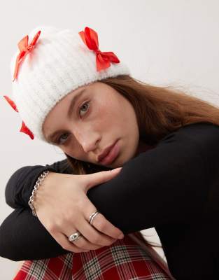 Reclaimed Vintage Reclaimed Vintage beanie with red bows in white