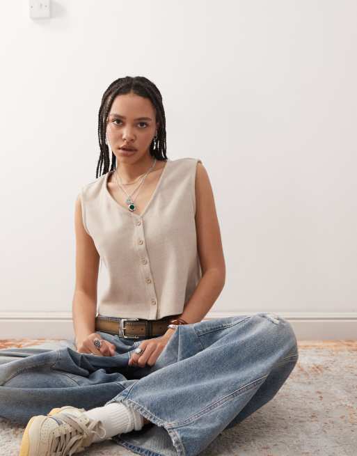 Reclaimed Vintage - Beige vest med knapper i superblødt ribstrik 