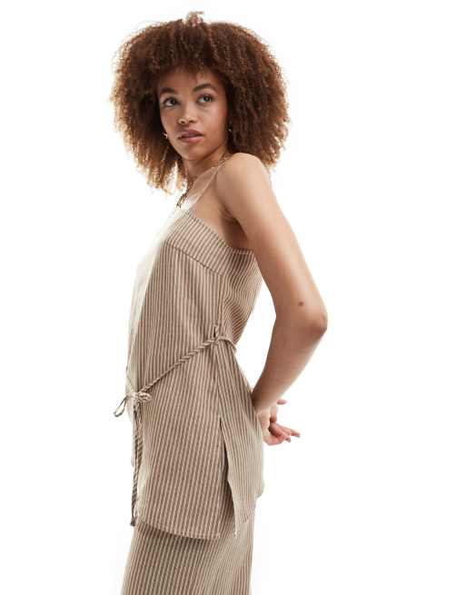 Reclaimed Vintage – Beiges Set mit Nadelstreifen bestehend aus Tunika-Oberteil mit überkreuzten Bändern und Hose mit geradem Bein