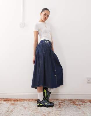 Reclaimed Vintage - Bestickter Denim-Rock mit Knopfleiste-Blau