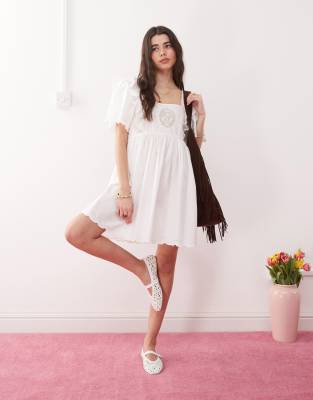 Reclaimed Vintage – Biała luźna sukienka kowbojska mini w stylu babydoll z haftowanym wzorem i koronkową wstawką 