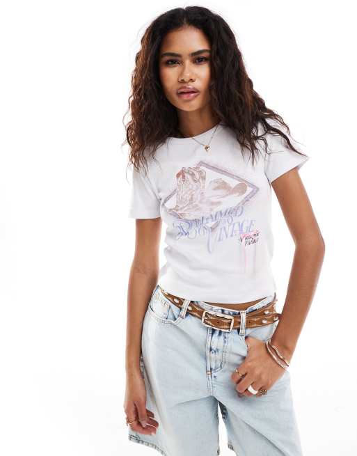 Reclaimed Vintage – Biały krótki i obcisły T-shirt z nadrukiem kowbojskich butów