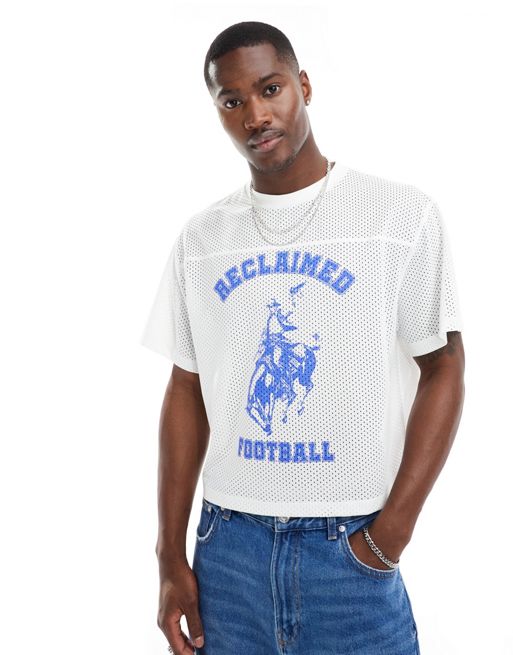 Reclaimed Vintage – Biały siateczkowy T-shirty o krótkim fasonie i pudełkowym kroju z kowbojską piłkarską grafiką