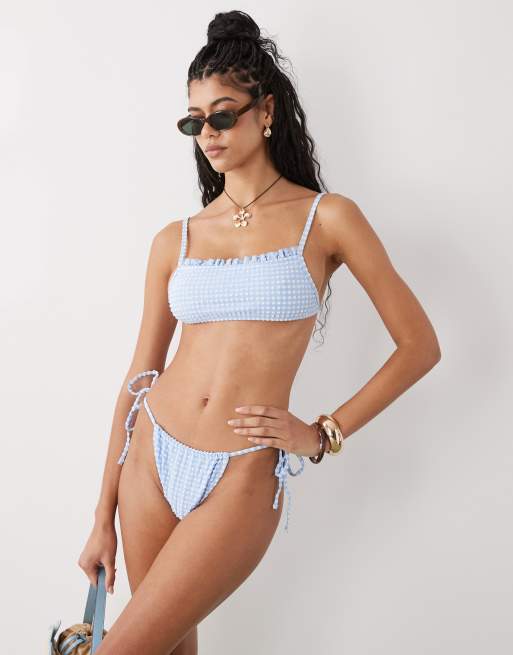Reclaimed Vintage - Bikinitrusser med bindebånd i siderne og blå og hvide gingham-tern i seersucker