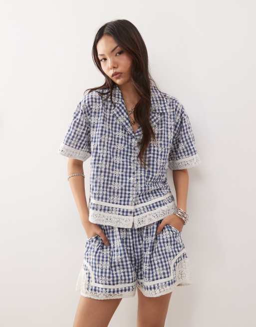 Reclaimed Vintage - Blå firkantede pull-on-festivalshorts med hæklede detaljer og gingham-tern, 2 af 5
