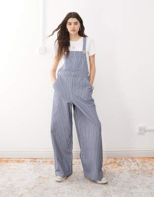 Reclaimed Vintage – Blå, kritstrecksrandiga hängselbyxor i denim