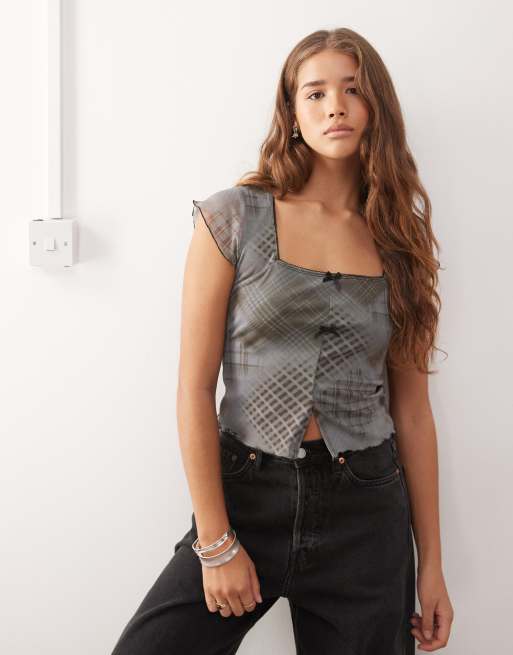 Reclaimed Vintage – Blå och brun topp i mesh med mixat, rutigt mönster, fyrkantig halsringning och slits framtill