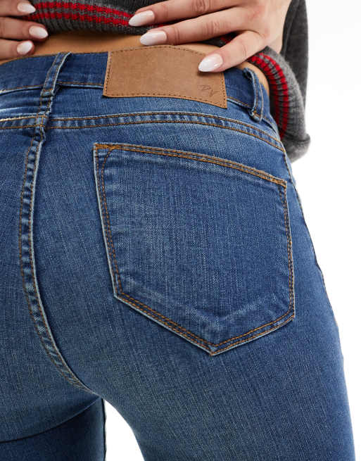 Reclaimed Vintage – Blå, utsvängda jeans med tvättad finish 