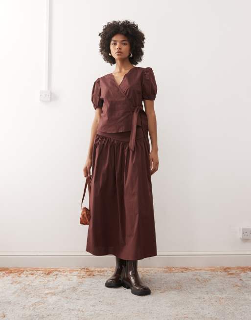 Reclaimed Vintage - Blusa a portafoglio marrone con maniche a sbuffo, 2 di 4