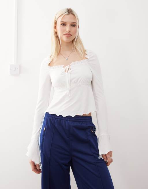 Reclaimed Vintage – Bluse in Ecru mit ausgestellten Ärmeln und Spitzenbesatz