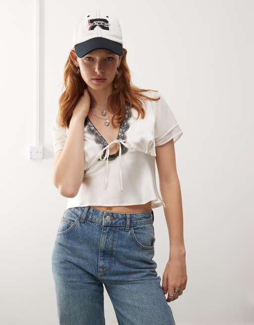Reclaimed Vintage - Bluse med sorte blondekanter 