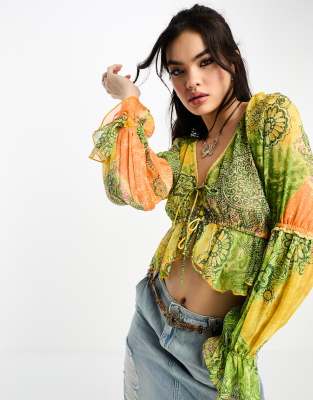 Reclaimed Vintage – Bluse mit Patchwork-Bandana-Muster und geschnürter Vorderseite