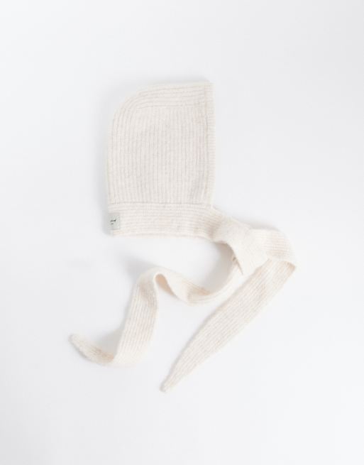 Reclaimed Vintage Bonnet mit Branding-Label in Cremeweiß, 1 von 3