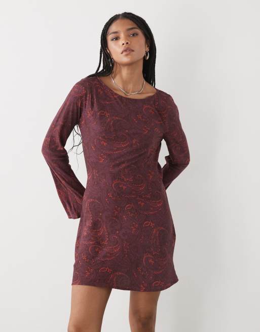 Reclaimed Vintage - Bordeaux minikjole med lige hals og trompetærmer og paisley-print