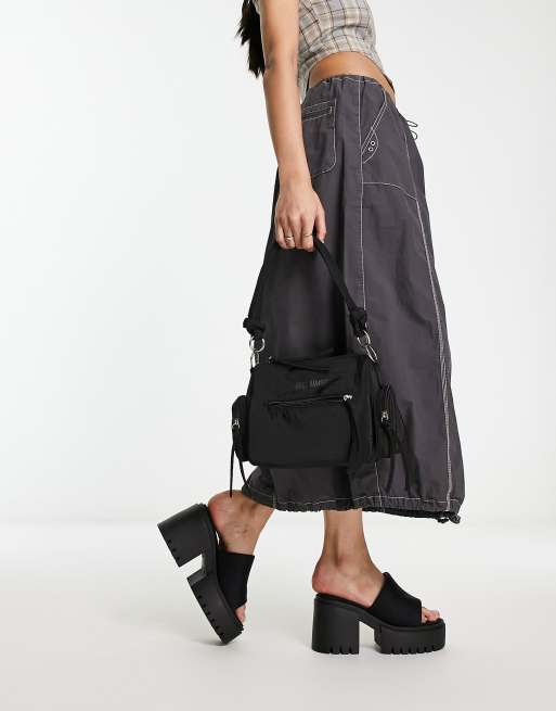 Reclaimed Vintage - Borsa da spalla morbida nera con tasche cargo, 3 di 4