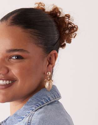 Reclaimed Vintage - Boucles d'oreilles à pendant fraise - Doré