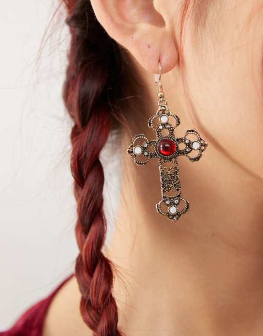 Reclaimed Vintage - Boucles d'oreilles croix effet antique avec pierre synthétique rouge - Doré