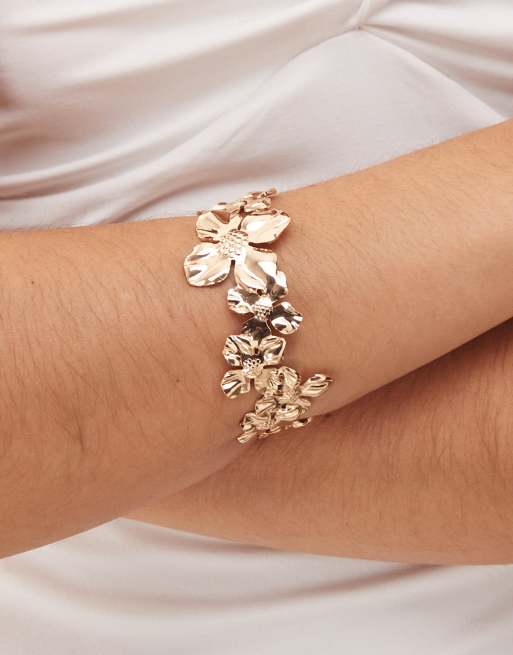 Reclaimed Vintage - Bracelet jonc à détails fleurs - Doré