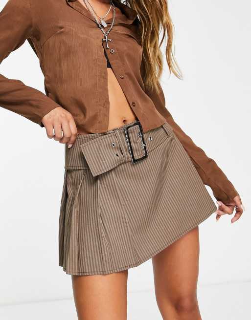 Reclaimed Vintage – Brązowa bardzo krótka spódnica w prążki z paskiem w stylu lat 90.