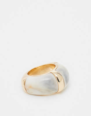Reclaimed Vintage - Breiter Ring in Goldoptik mit cremefarbenem Schmuckstein-Inlay-Goldfarben