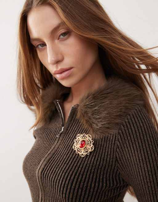 Reclaimed Vintage - Broche in goudkleurige antiek-look met rode steen