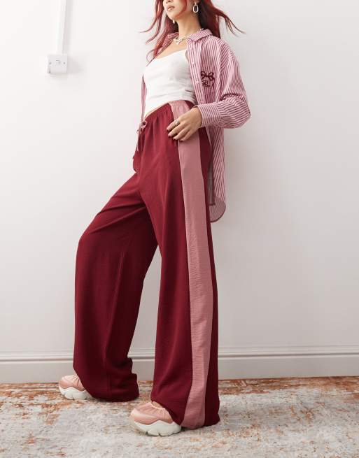 Reclaimed Vintage - Broek met wijde pijpen en contrasterend zijpand in bordeauxrood