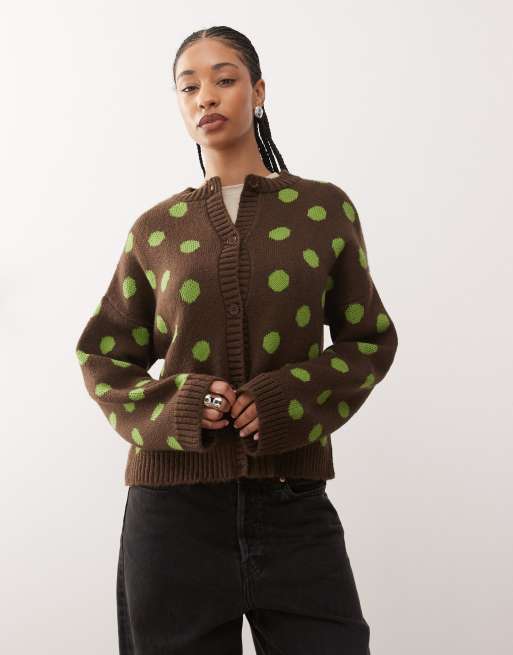 Reclaimed Vintage - Brun cardigan med grønne polkaprikker og firkantet pasform