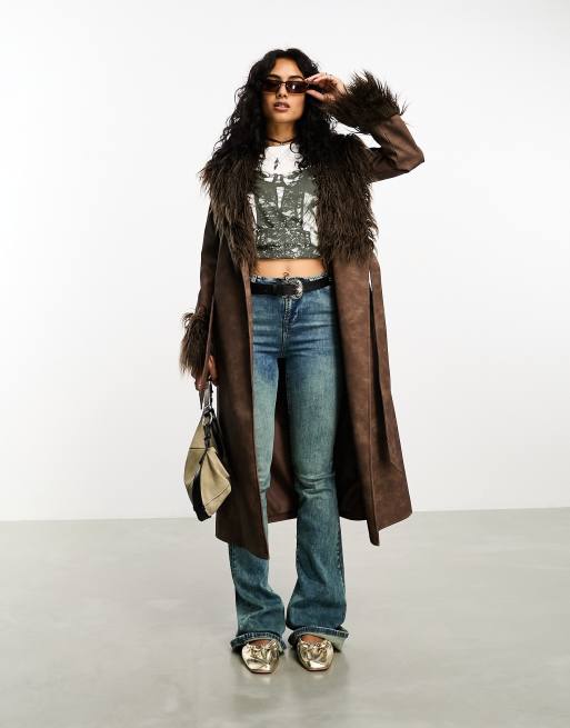 Reclaimed Vintage - Brun longline-mac i imiteret læder med aftagelig krave i imiteret pels