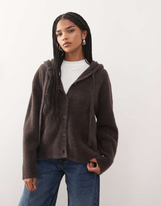 Reclaimed Vintage – Brun, mjuk och stickad kofta med huva och knytdetalj