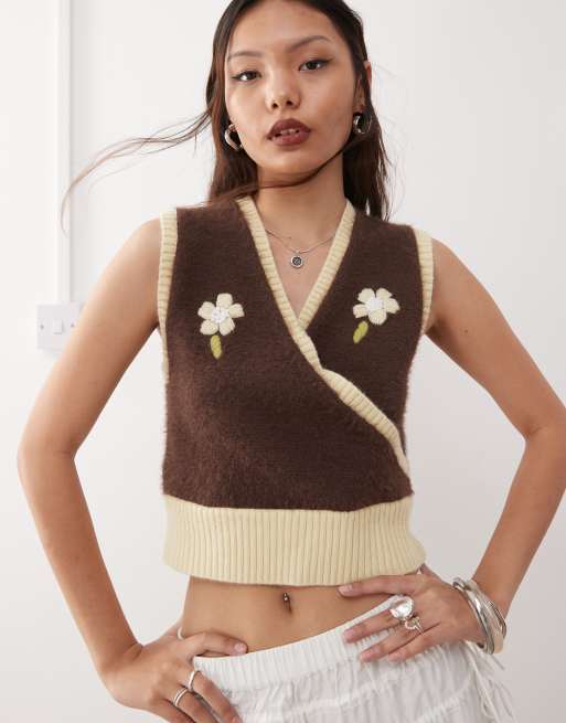 Reclaimed Vintage - Brun og lysegul strikket slå-om-tanktop med blomsterbroderi 