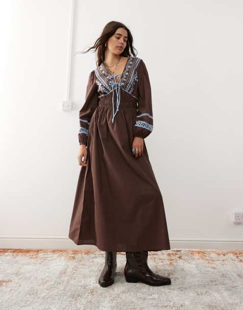 Reclaimed Vintage – Brun, smockad midiklänning med ljusblå broderi - view 1