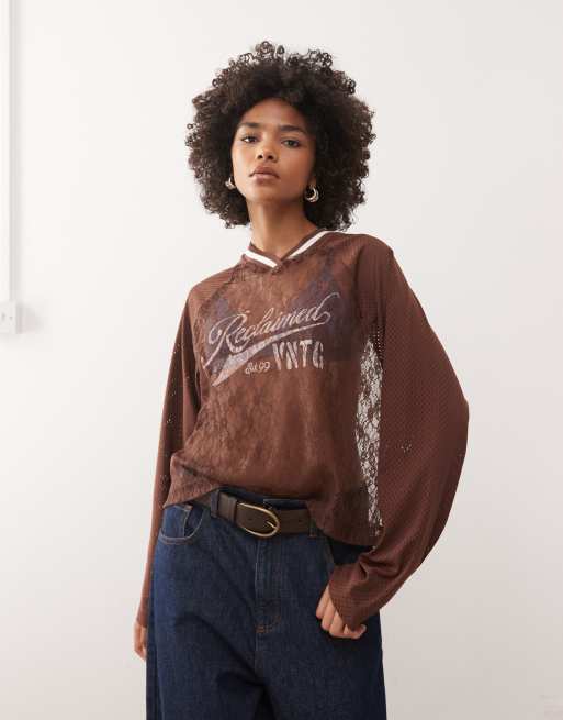 Reclaimed Vintage – Brun t-shirt i spets och hålmönstrat tyg med boxig passform och långa ärmar