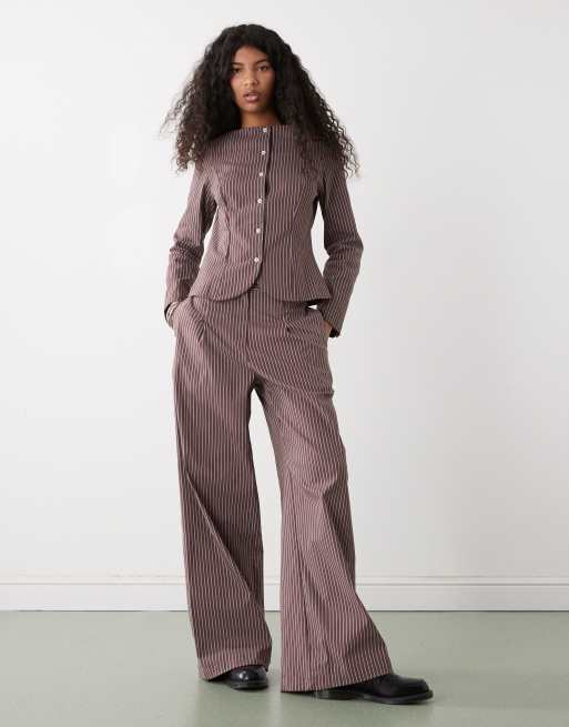 Reclaimed Vintage – Bruna, kritstrecksrandiga byxor med vida ben