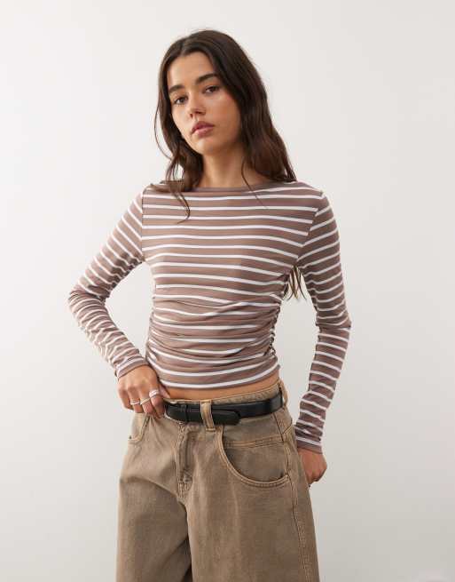 Reclaimed Vintage – Brunrandig, långärmad t-shirt med båtringning, markerad midja och rynkade detaljer
