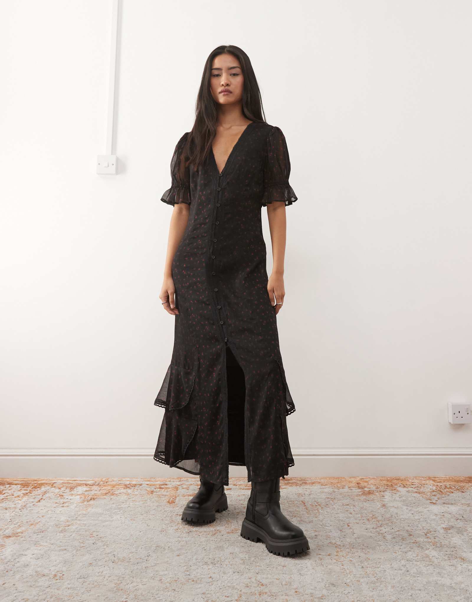 Модное винтажное дневное платье миди на пуговицах черного цвета с оборками и нежным цветочным принтом