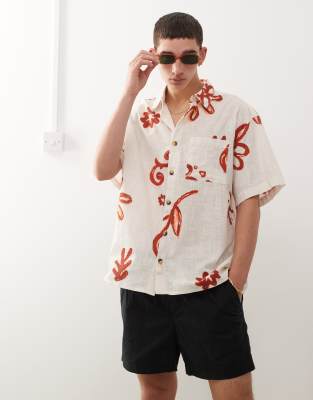 Reclaimed Vintage - Camicia a maniche corte écru con stampa a fiori rossi
