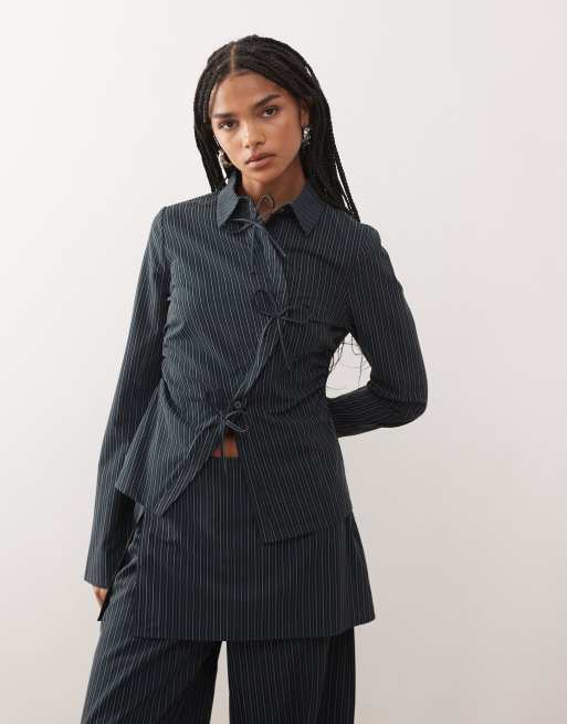 Reclaimed Vintage - Camicia con laccetti e fiocchi blu navy gessato in coordinato