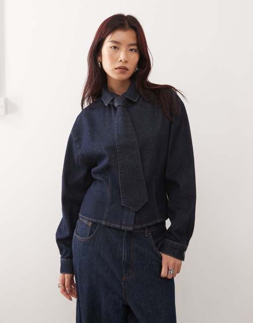 Reclaimed Vintage - Camicia stretta in vita in denim blu indaco con cravatta abbinata
