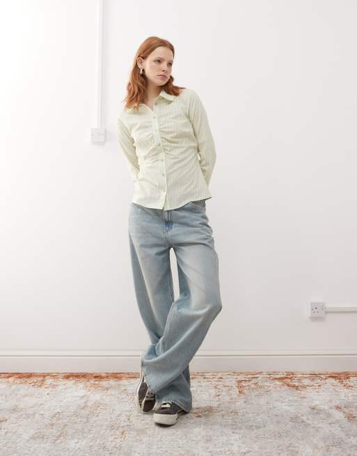 Reclaimed Vintage - Camicia stretta in vita verde a righe con arricciature