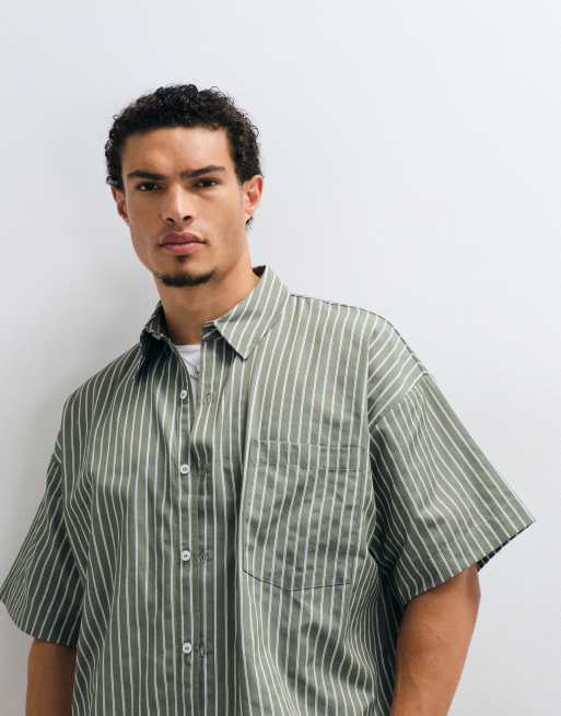 Reclaimed Vintage - camisa boxy de manga corta a rayas caqui, 3 de 5