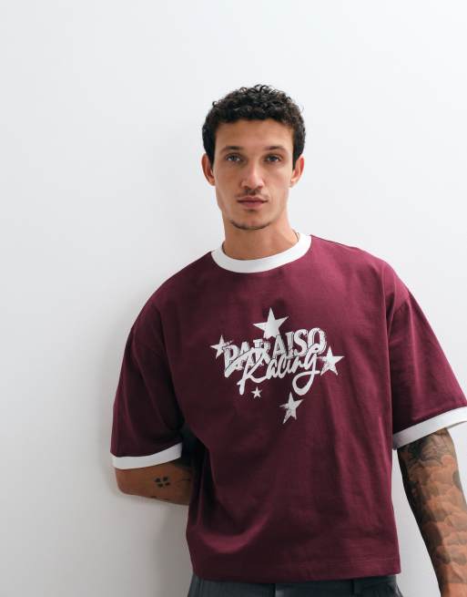 Reclaimed Vintage - Camiseta burdeos con ribetes y estampado de texto de punto liso