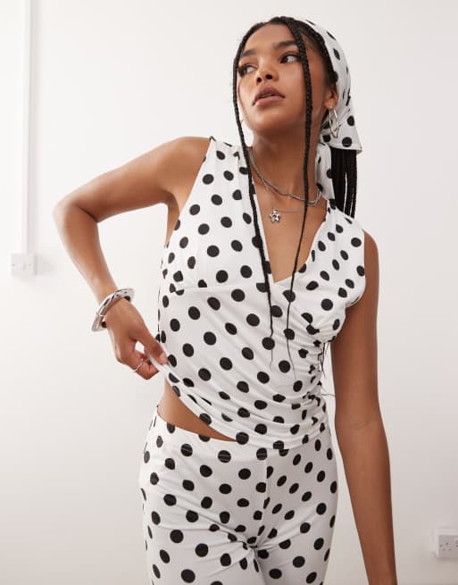  Reclaimed Vintage – Camisole in gepunktetem Weiß mit V-Ausschnitt und geraffter Brustpartie, Kombiteil