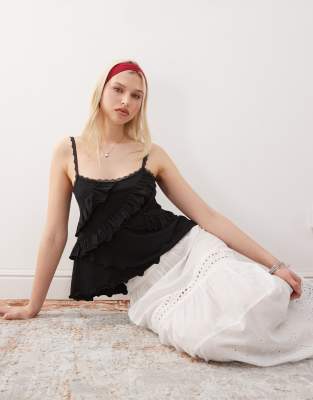 Reclaimed Vintage - Camisole in Schwarz mit Rüschen und Spitzenbesatz