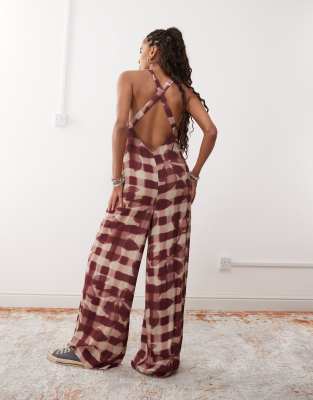 Reclaimed Vintage - Camisole-Jumpsuit mit Rückenausschnitt und floralem Karomuster in Rot-Bunt