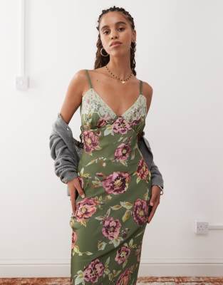 Reclaimed Vintage - Camisole-Maxikleid in Dunkelgrün mit Blumendruck-Bunt