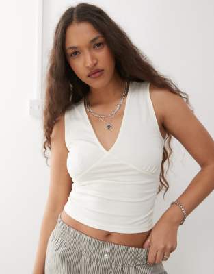 Reclaimed Vintage - Camisole-Top in Ecru mit V-Ausschnitt und gerafftem Dekolleté-Weiß