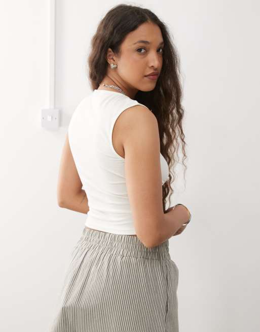 Reclaimed Vintage – Camisole-Top in Ecru mit V-Ausschnitt und gerafftem Dekolleté, 3 von 4
