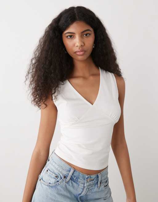 Reclaimed Vintage – Camisole-Top in Weiß mit V-Ausschnitt und gerafftem Dekolleté