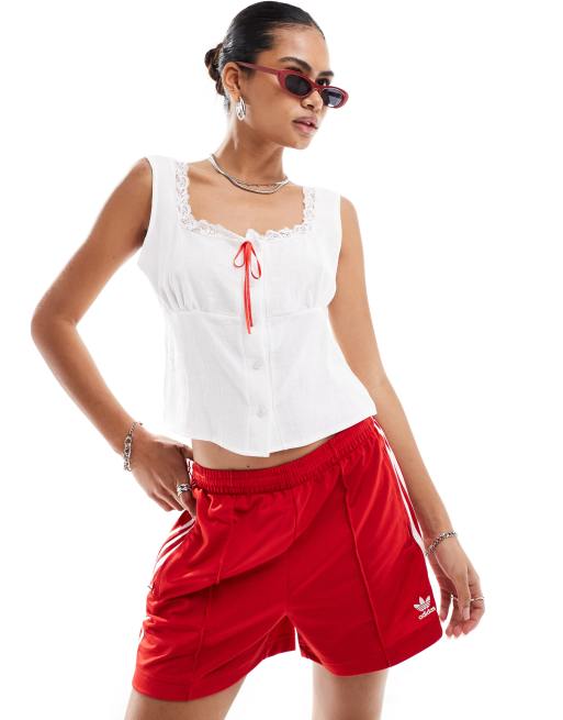 Reclaimed Vintage - Canottiera milkmaid bianca con finiture in pizzo e nastro rosso