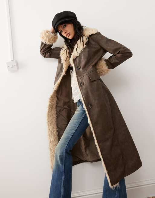 Reclaimed Vintage - Cappotto taglio lungo in pelle sintetica con finiture in pelliccia sintetica